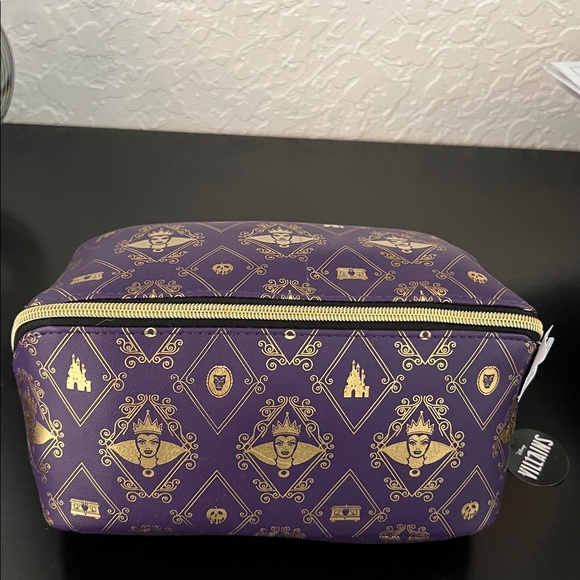 DISNEY VILLAINS NWT PURPLE & GOLD LARGE STUNNING MAKEUP CASE - Picture 14 of 14